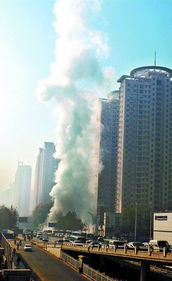 鄭州熱力管道爆裂路面被沖開(kāi) 現(xiàn)場(chǎng)如災(zāi)難大片