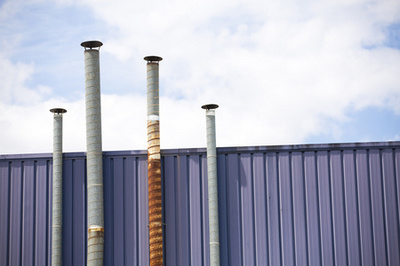 藍藍的天空垂直視圖上方的工業煙氣管道