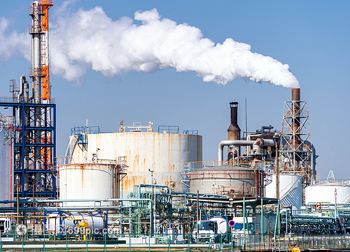 位于日本東京附近的川崎市的化工廠擁氣體儲存管道結構煙氣來自煙囪