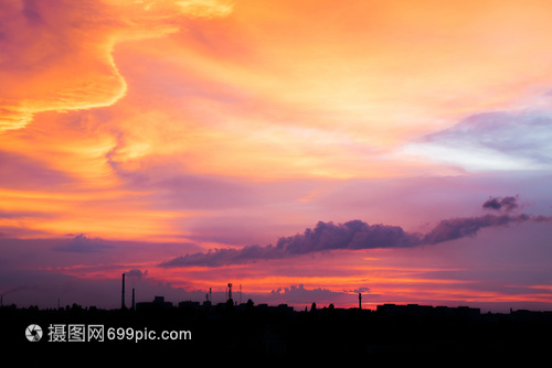 城市工業(yè)景色與日落背與城市建筑和有煙氣的工廠管道輪光相伴