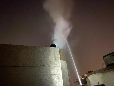 新會一餐廳后廚突發(fā)火情，消防員緊急轉(zhuǎn)移11個(gè)液化氣罐化解危機(jī)